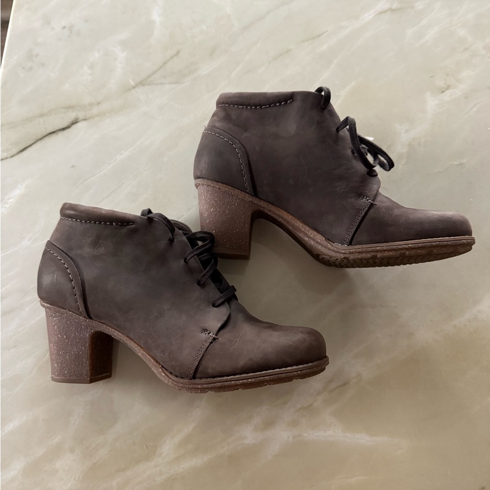 Clarks Gently Used Brown Suede Booties, size 9M